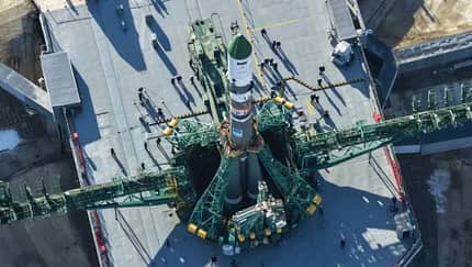 Progress MS-33 wird zur Startrampe in Baikonur gebracht, um Ende März 2026 zur ISS aufzubrechen.