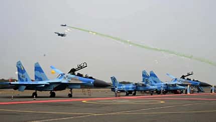 Suchoi Su-30 und K-8W bei ihrer Einweihungszeremonie am 12. März 2026.