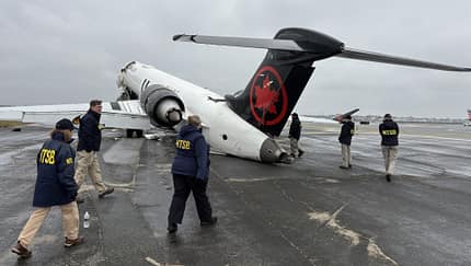 Verunglückte CRJ-900 in La Guardia nach Zusammenprall mit Feuerwehrfahrzeug. 