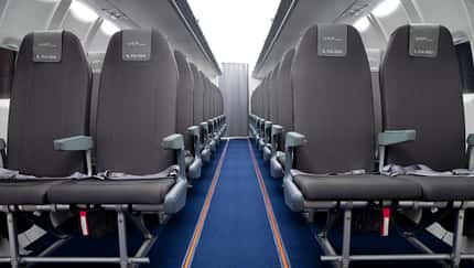 Passagiersitze der Iljuschin Il-114-300 aus Russland.