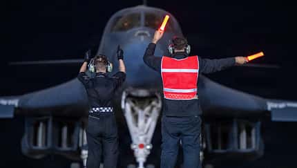 B-1B, Lancer, Epic Fury B-1B Lancer mit Einweisern bei Nacht