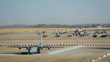 US-Flugzeuge stehen auf dem Rollfeld der Moron Luftwaffenbasis in Spanien.