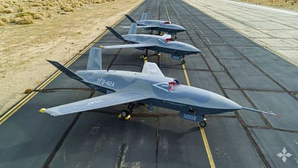 Drei unbemannte Kampfjets nebeneinander am Boden