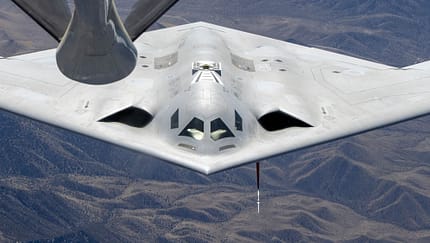Stealth-Bomber B-21 Raider bei der Luftbetankung