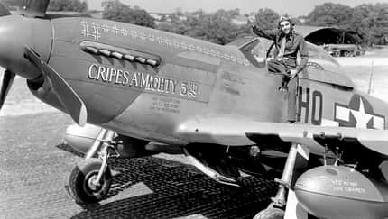 Jagd-Ass Major George E. Preddy Jr. in seiner P-51D, „Cripes A’Mighty 3rd“, die er im Juli und August 1944 flog