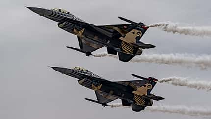 F-16 Fighting Falcon Solotürk zwei Maschinen in Formation