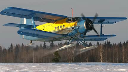 Antonw An-2 mit Skiern beim Start im winterlichen Russland.