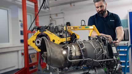 Größerer Wartungsstandort für Hubschraubermotoren