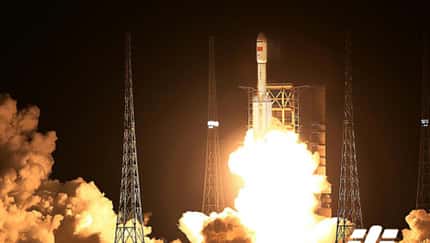 Die Trägerrakete Langer Marsch-7 hebt vom Satellitenstartzentrum Wenchang ab.