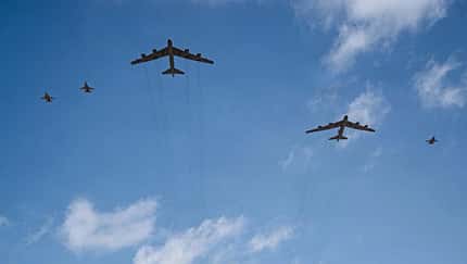 Ein B-52 Stratofortress-Bomber der US-Luftwaffe überfliegt am 23. April 2026 während der Übung African Lion 26 in Tan-Tan, Marokko, ein Übungsgebiet. 