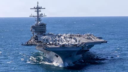 Flugzeugträger USS George Bush auf See von vorne