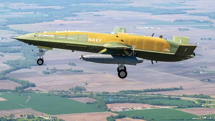 Boeing MQ-25 Stingray ohne Lackierung im Flug von der Seite