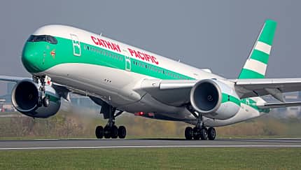 Airbus A350-900 von Cathay Pacific im Retro-Look beim Start am Manchester Airport