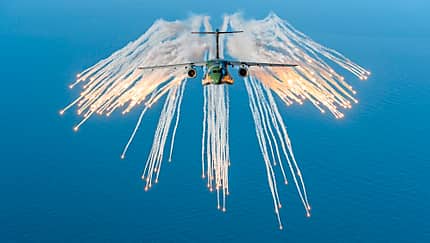 Embraer KC-390 Millennium Transportflugzeug mit Flares im Flug