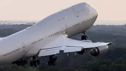 Katarische Boeing 747-8I als Interimsflugzeug für US-Präsident Trump im Flugtest.