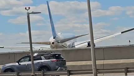 Boeing 767-400 streift Lichtmast und Lieferwagen