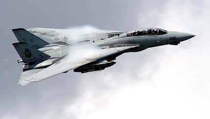 F-14 Tomcat der US Navy im schnellen Vorbeiflug