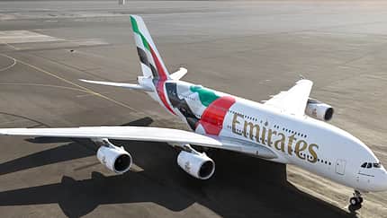 Emirates Airbus A380 fliegt jetzt mit Riesenflagge