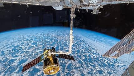Japanischer HTV-X-Raumfrachter am Canadarm2 der ISS