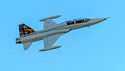 Eine spanische Northrop SF-5M Freedom Fighter mit Sonderlackierung "300 000 Flugstunde" im Flug