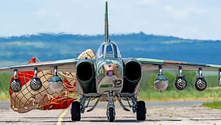 Suchoi, Su-25, Frogfoot, Bulgarien Suchoi Su-25 mit Bremsschirm von vorne