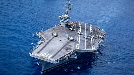 USS Nimitz von vorne Luftaufnahme mit MQ-25 an Deck