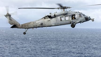 USS George Bush, MH-60S, Sikorsky Sikorsky MH-60S fliegt über Meer