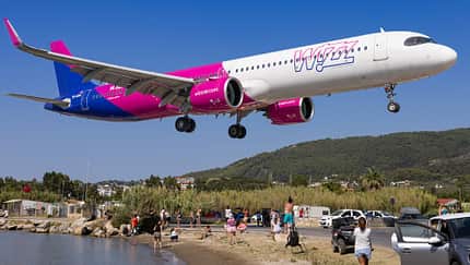 Skiathos Airbus A321neo von Wizz Air im tiefen Anflug auf Skiathos.