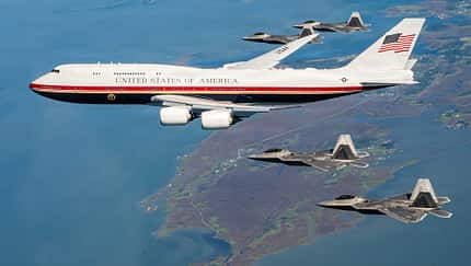 USA, Freedom 250, 747, Air Force One, F-22 Boeing 747 Air Force One in Formation mit vier F-22 Raptor