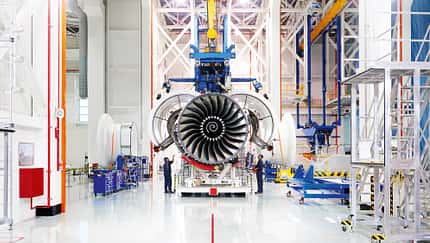 Rolls-Royce,Rolls Royce,Engineering,Civil Aerospace,Civil Engine,Male,Man,Two People,Wide,Staff,Trent 1000,SATU facility,Singapore So verbessert Rolls-Royce den Dreamliner-Antrieb