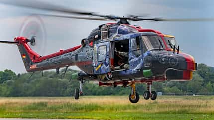 Sea Lyny-Hubschrauber der Marine beim Abschidesflug in Friedrichshafen.