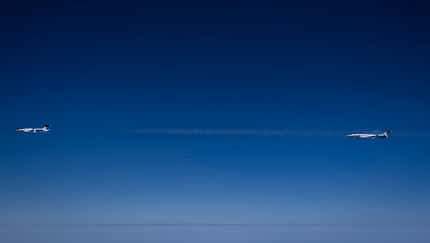 2026,87001,88001,g700,g800,hefa,saf,HEFA,SAF,fuel,exterior,aerial,sustainable aviation fuel,sustainability G700 schnüffelt im Abgasstrahl der G800