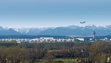 Industriestandort Bayern, Luft- und Raumfahrt, DLR, Airbus, Flughafen München, Isar Aerospace, TUM, TU München, MTU, Ottobrunn Panoramablick auf den Flughafen München