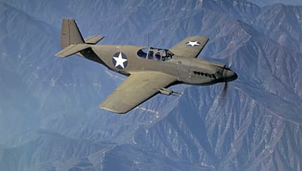 North American P-51A / A-36 / Mustang, NA-73X, P-51A, A-36, A-36A, Royal Air Force, North American Aviation, Mustang Mk IA, 20-mm-Maschinenkanone Eine der 57 für die USAAF einbehaltenen P-51 (Mustang Mk IA) mit vier 20-mm-Maschinenkanonen im Flug