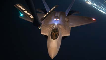 F-22 Raptor Luftbetankung bei Nacht
