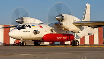 Löschflugzeug Antonow An-32P von Xena (Ukraine) beim Einsatz in der Türkei.