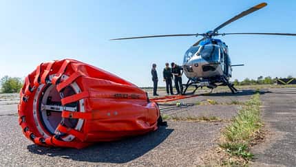 Polizei-Hubschrauber schleppen Löschwasserbehälter