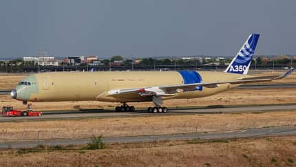 Zweiter Airbus A350F, noch ohne Triebwerke, in Toulouse.