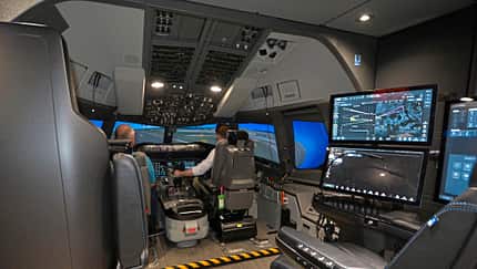 Blick ins Innere des Lufthansa-Boeing 777-9 Simulator