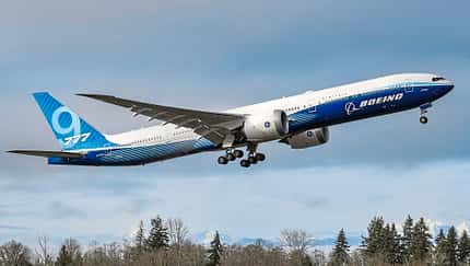 Boeing 777-9 im Flug in Paine Field in Everett, Washington.
