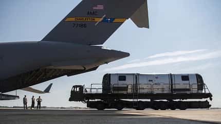 Angehörige der 89th Aerial Port Squadron verladen am 1. August 2019 auf der Joint Base Andrews (Maryland) eine „Silver Bullet“ in eine C-17 Globemaster III. Die „Silver Bullet“ ermöglicht den sicheren und taktischen Transport hochrangiger US-Führungskräfte an Bord von C-17-Transportflugzeugen zu jedem beliebigen Ort der Welt. Mithilfe der „Steel Eagle“ und deren vielfältigen Kommunikationssystemen kann das Personal des 89th Airlift Wing praktisch weltweit eine unterbrechungsfreie Kommunikation gewährleisten.