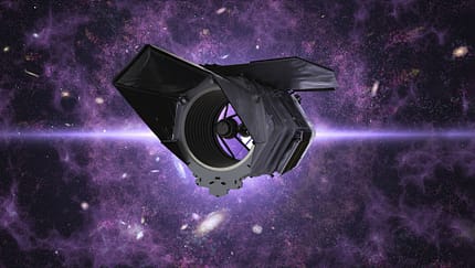 Die Illustration zeigt das NASA Nancy Grace Roman Space Telescope als Rendering vor einem kosmischen Hintergrund. Dargestellt sind der große Teleskoptubus mit Abschirmungen und Blenden, umgeben von stilisiert dargestellten Galaxien und Strukturen des Universums. Die Bilddatei weist es ausdrücklich als NASA-Rendering aus.