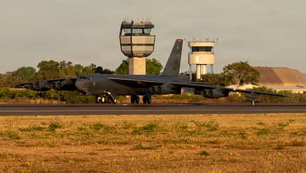 B-52H Stratofortress rollt vor Towergebäude