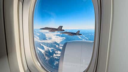 Boeing 777-300ER, Swiss, Boeing, Everett, Abfangjäger Schweizer Abfangjäger am Fenster einer Boeing 777-300ER für Swiss