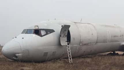 DC-8-73 von Trans Air Cargo Service mit kollabiertem Bugfahrwerk neben der Startbahn in Kinshasa. 