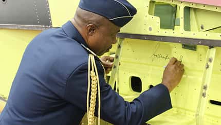 Bell, AH-1Z, Helicopter, Nigeria, Viper, Textron Bell feiert die Auslieferung des ersten Serienflugzeugs AH-1Z für Nigeria.