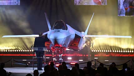 Lockheed Martin, F-35, Lightning, Luftwaffe Holger Neumann salutiert beim F-35 Luftwaffe Roll-out