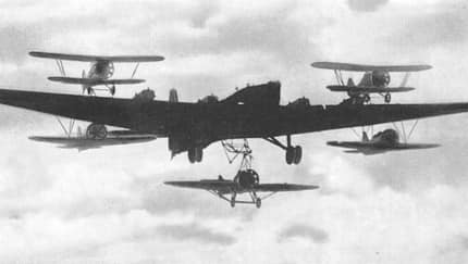 Projekt Sweno, fliegender Flugzeugträger, Sowjetunion, Trägerflugzeug TB-1, I-5, I-16, TB-3 Sweno-7 mit zwei I-5 auf und zwei I-16 unter den Tragflächen sowie einer I-Z unter dem Rumpf
