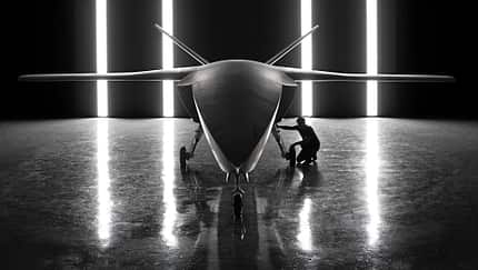 Helsing CA-1 Europa, autonomer Kampfjet, CCA, Grob Aircraft Helsing CA-1 Europa in Frontalansicht im Hangar