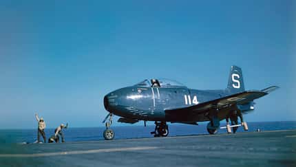 North American FJ-1 Fury, XFJ-1 Fury, US Navy, Flugzeugträger, USS Boxer, USS Princeton, VF-5A, VF-51, Strahljäger, Trägerjet North American FJ-1 Fury nach der Landung auf dem Deck eines Flugzeugträgers